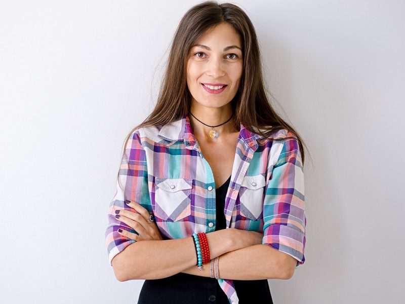 smiling-with-teeths-young-woman-PMXPSS5-min smiling-with-teeths-young-woman-PMXPSS5-min